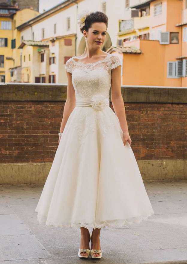 Elegant A-Line/Princess Scoop Neck Tea-Length Tulle Wedding Dress with Delicate Appliquedd Flowers