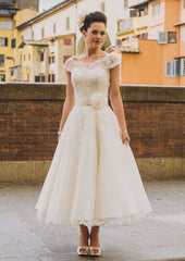 Elegant A-Line/Princess Scoop Neck Tea-Length Tulle Wedding Dress with Delicate Appliquedd Flowers