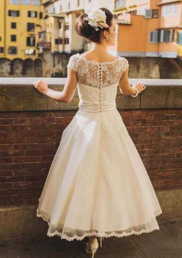 Elegant A-Line/Princess Scoop Neck Tea-Length Tulle Wedding Dress with Delicate Appliquedd Flowers