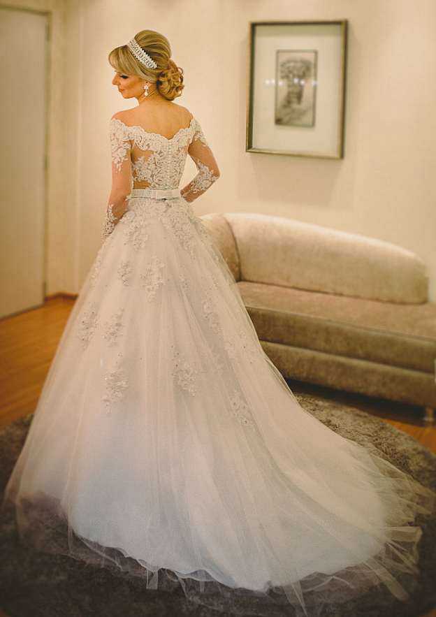 Glamorous Tulle Long/Floor-Length A-Line/Princess Full-Length Off-the-Shoulder Wedding Dress with Covered Button and Appliqueds