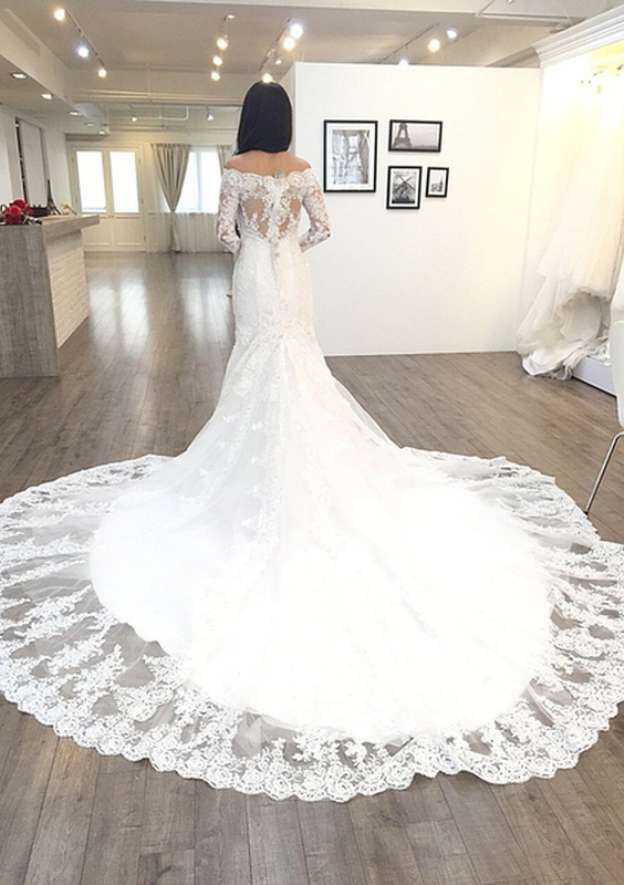 Appliqu¨¦d Beading Off-The-Shoulder 3/4 Sleeve Trumpet/Mermaid Wedding Dress with Chapel Train and Lace Details