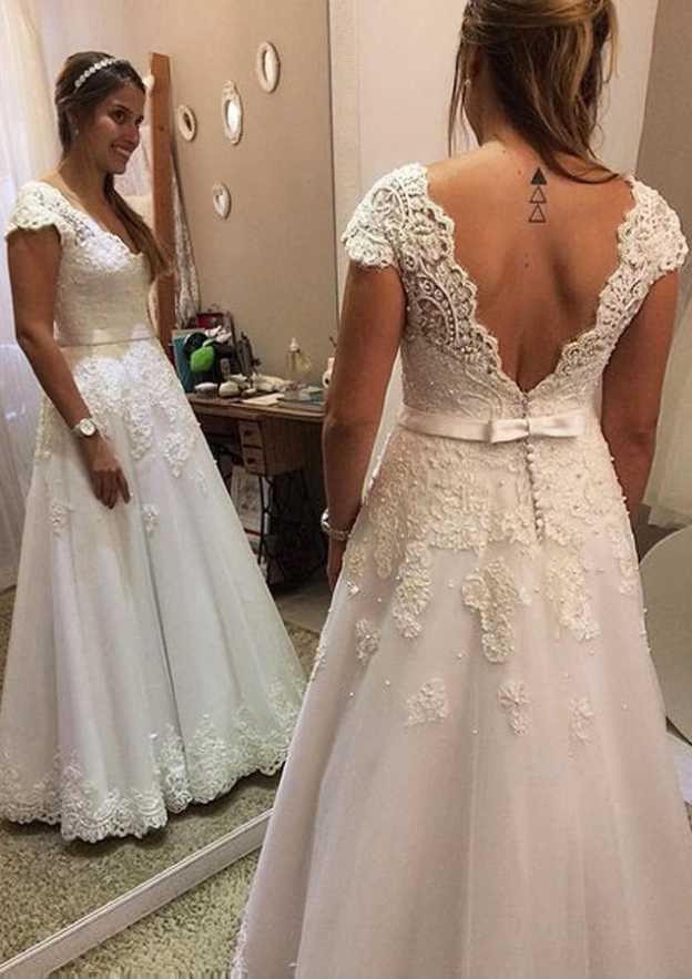 Appliqued Lace Hem Sleeveless Wedding Dress with Scalloped Neck and Long Tulle Skirt for A-Line Style