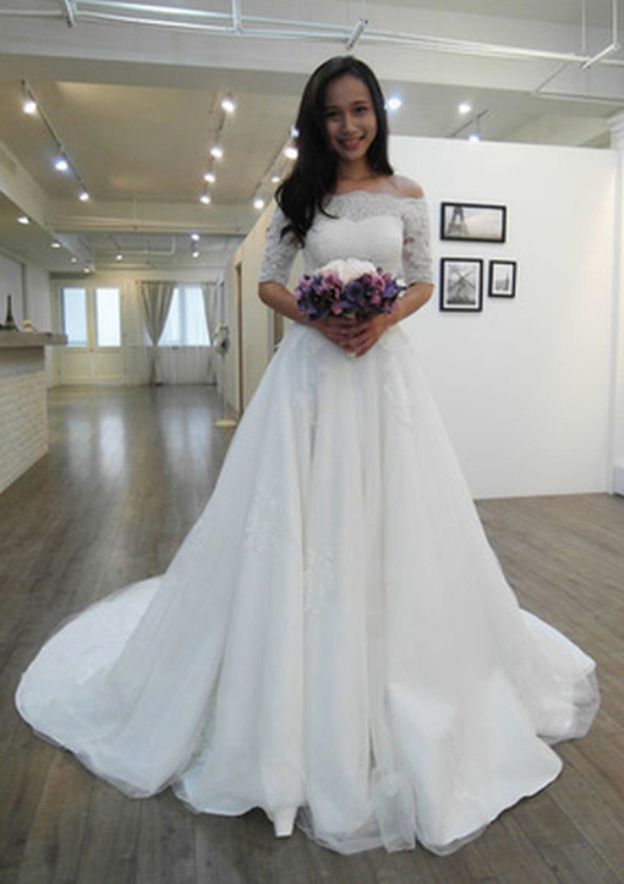 Appliqued Lace Off-The-Shoulder Half Sleeve Wedding Dress with Court Train for A-Line Style in Tulle