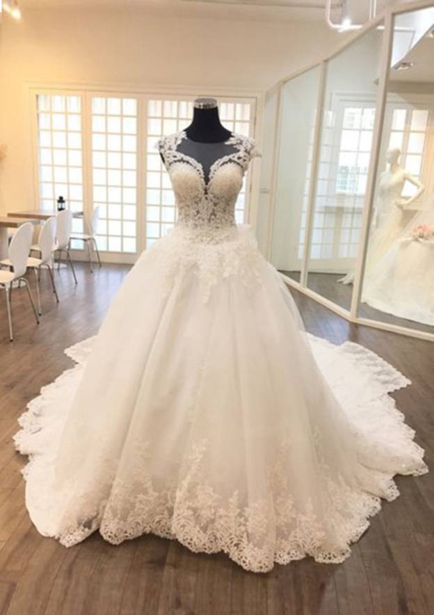 Appliqu¨¦d Lace Ball Gown Wedding Dress with Scoop Neckline, Sleeveless Design, and Chapel Train in Tulle