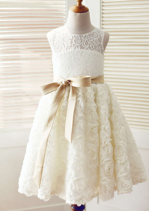 Knee-Length Lace Flower Girl Dress with Chic Bowknot Sashes - A-line/Princess Scoop Neck