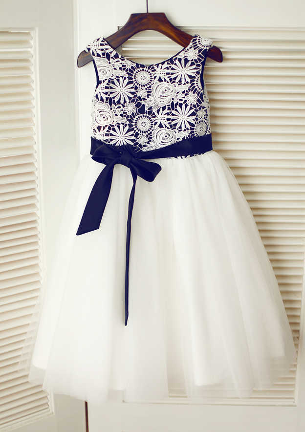 Knee-Length Lace and Tulle Flower Girl Dress with Elegant Appliqu¨¦ - A-line/Princess Scoop Neck