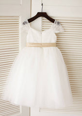 Knee-Length V-Neck Lace and Tulle Flower Girl Dress with Elegant Sashes - A-line/Princess