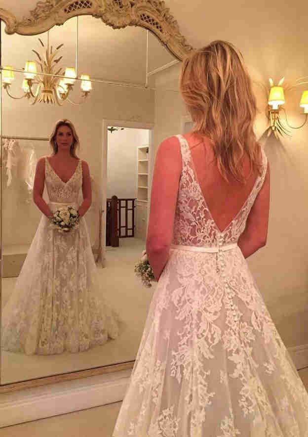 Elegant Lace A-Line/Princess Sleeveless Wedding Dress with Court Train and Appliqued Details