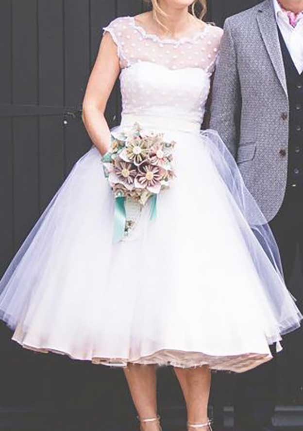 Chic Bateau Sleeveless Tea-Length Tulle Wedding Dress with Lace Waistband in A-Line/Princess Style