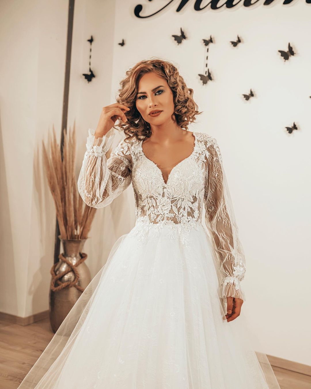 A-Line Sweetheart Long Sleeves Wedding Dress With Lace Appliques Tulle