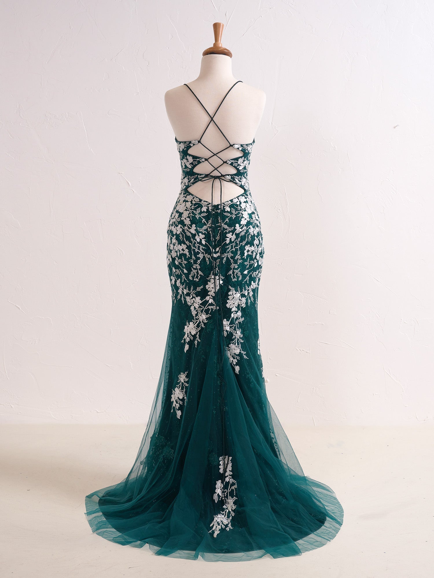 Chic Mermaid Spaghetti Straps Lace Prom Dress for an Elegant Evening Look