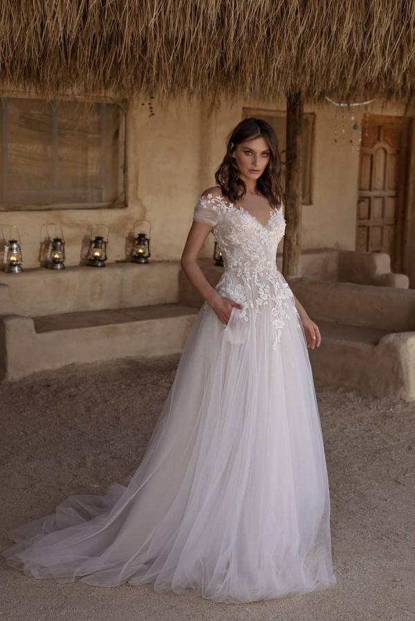 Beautiful Sweetheart Off-the-Shoulder Tulle A-Line Wedding Dress with Lace Appliques and Pockets BM bride